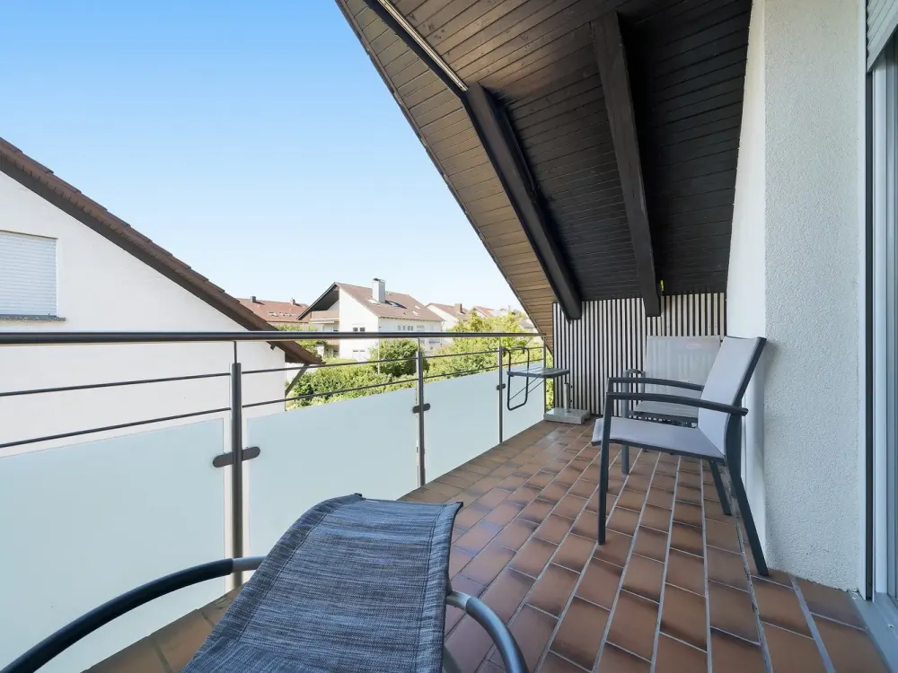 Renovated Top-Floor Apartment with Balcony, Parking Space & Large Cellar in Modernized 3-Family House