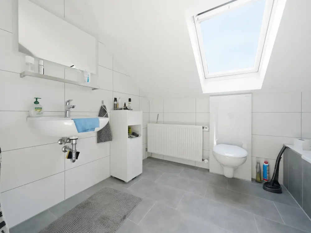 Renovated Top-Floor Apartment with Balcony, Parking Space & Large Cellar in Modernized 3-Family House