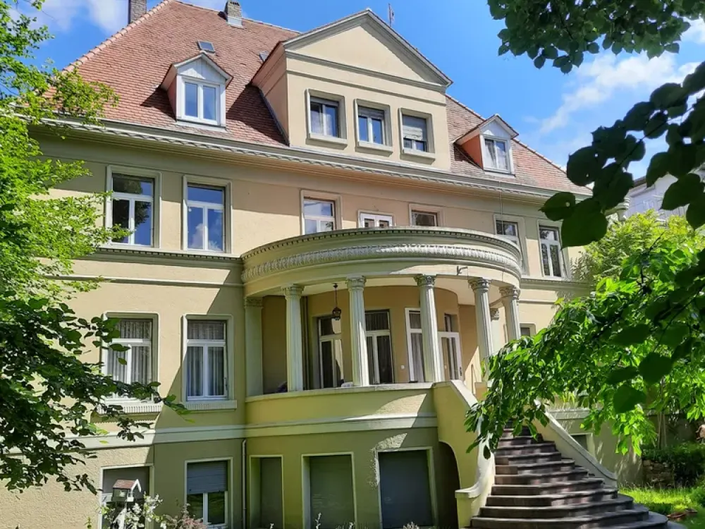 Spacious bright 3-room attic apartment in a listed Art Nouveau villa in KA-West