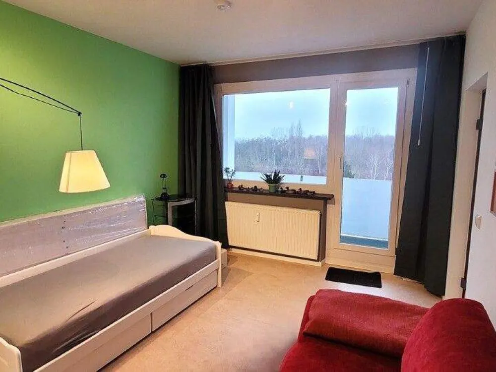 Comfortable Temporary Living in Rostock - 3-Room Apartment with Balcony Near the Shipyard