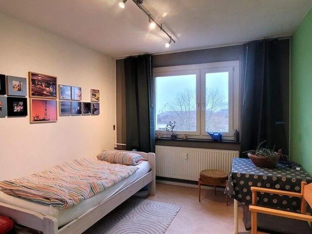 Comfortable Temporary Living in Rostock - 3-Room Apartment with Balcony Near the Shipyard