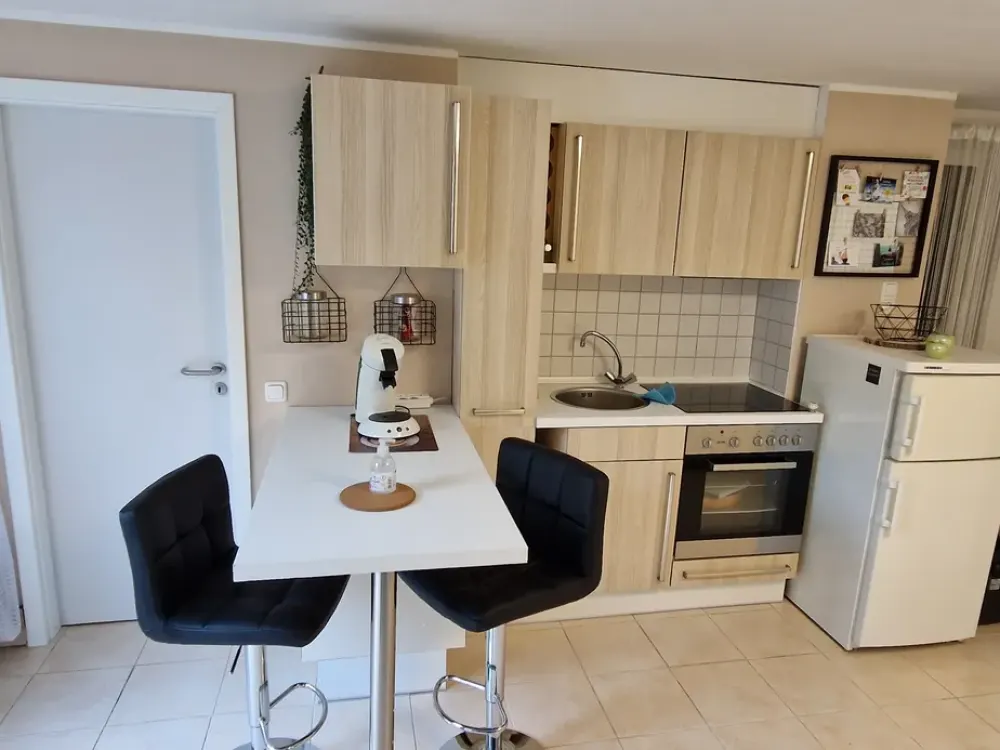 Furnished apartment with stove and oven at the forest edge yet centrally located (renovated) also for short term