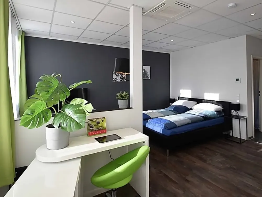 *ab sofort* Penthouse-Apartment für 2 Personen, komplett ausgestattet, zentral in Niederrad