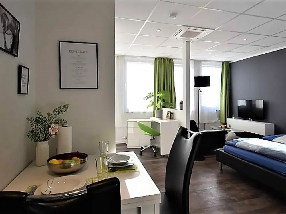 *ab sofort* Penthouse-Apartment für 2 Personen, komplett ausgestattet, zentral in Niederrad