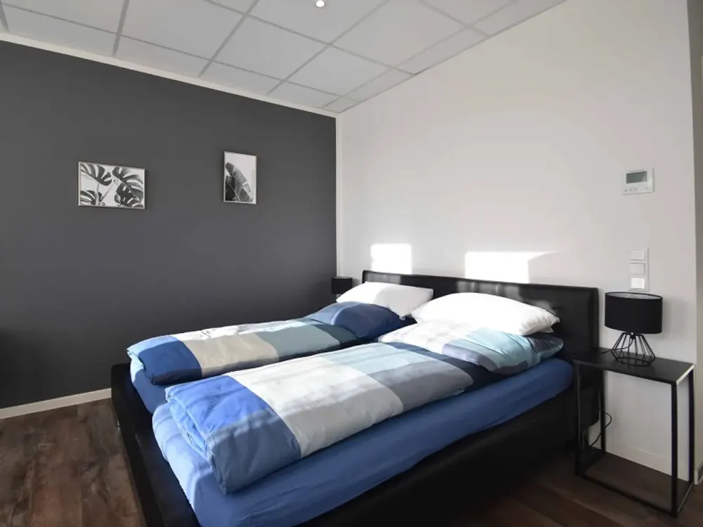 *ab sofort* Penthouse-Apartment für 2 Personen, komplett ausgestattet, zentral in Niederrad