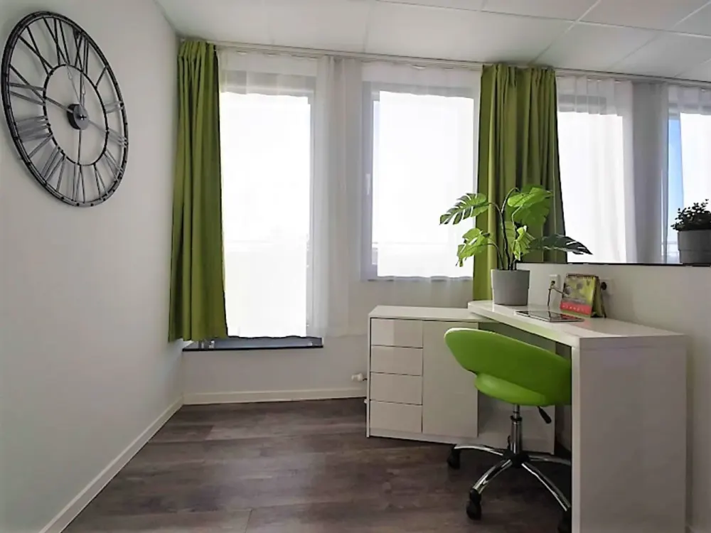 *ab sofort* Penthouse-Apartment für 2 Personen, komplett ausgestattet, zentral in Niederrad