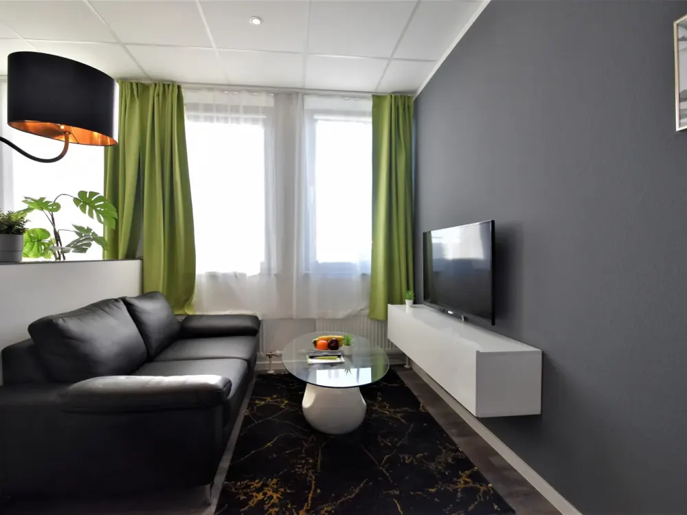 *ab sofort* Penthouse-Apartment für 2 Personen, komplett ausgestattet, zentral in Niederrad