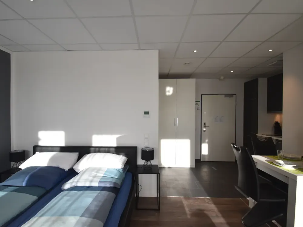 *ab sofort* Penthouse-Apartment für 2 Personen, komplett ausgestattet, zentral in Niederrad