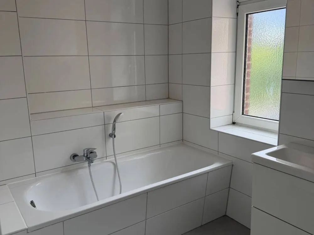 Stylishly Renovated 2-Room Old Building Apartment with High-Quality Features in Berlin-Tegel