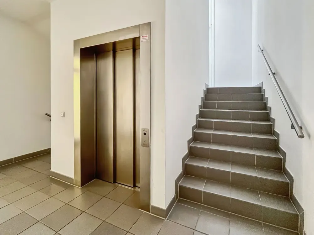 Central Living: 2-Room Apartment in Leipzig-Neustadt with Underground Parking