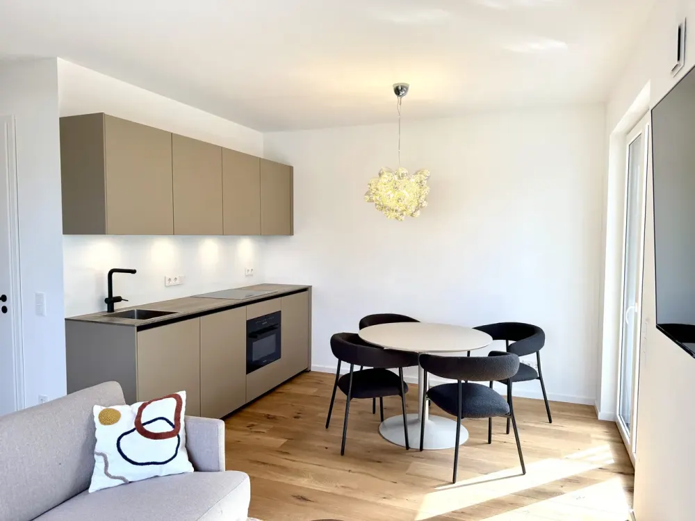 Beautiful, sunny and high-quality furnished 2-room apartment with 3 balconies