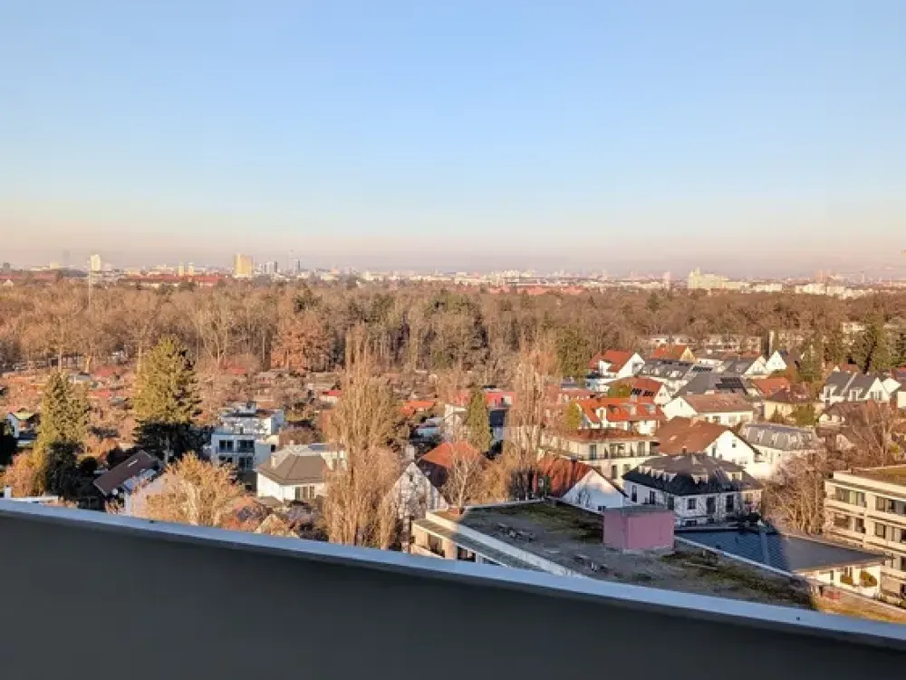 Wohnung im 12. Stock, Traumhafte Aussicht über München- möblierte sanierte 2,5-Zimmer mit Balkon