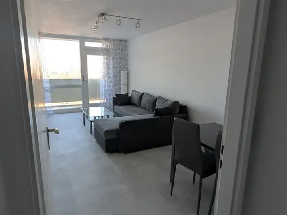 Wohnung im 12. Stock, Traumhafte Aussicht über München- möblierte sanierte 2,5-Zimmer mit Balkon