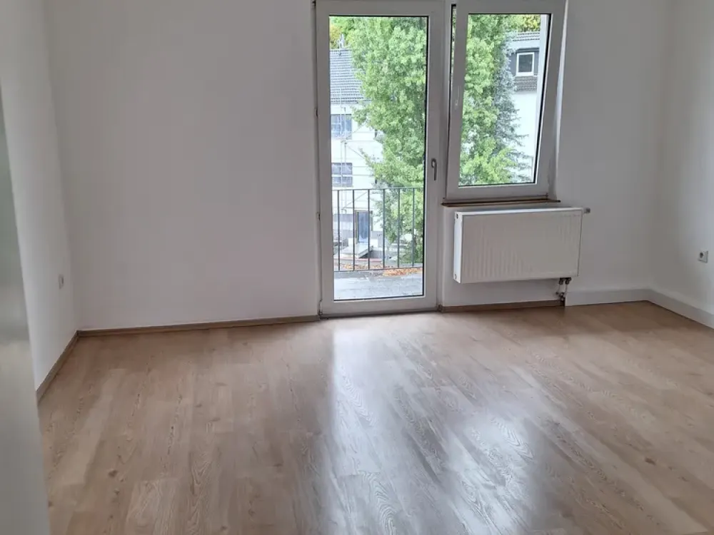 Top Renovated 2-Room Apartment with Balcony