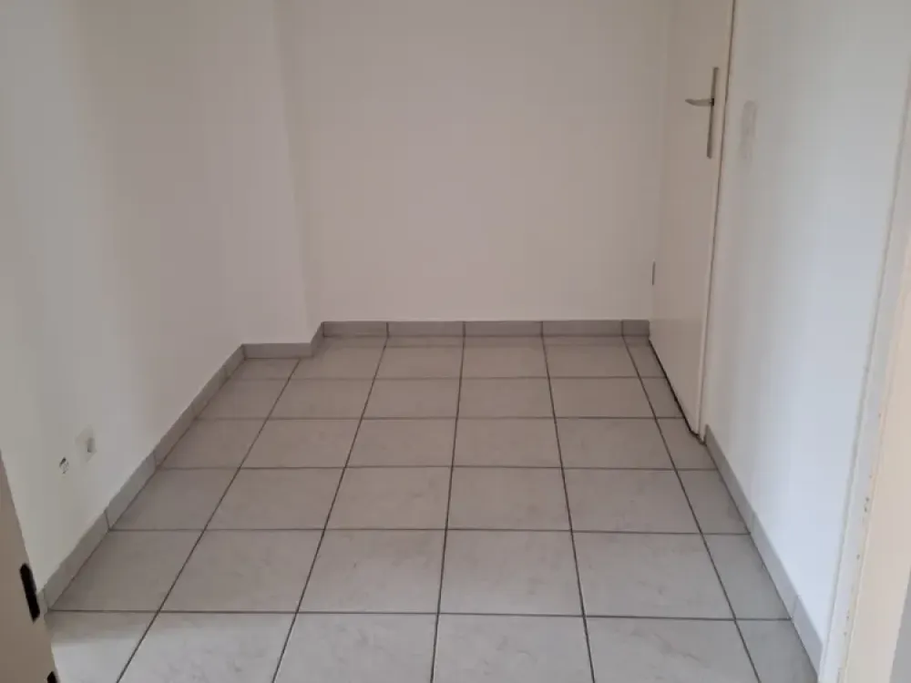 Top Renovated 2-Room Apartment with Balcony