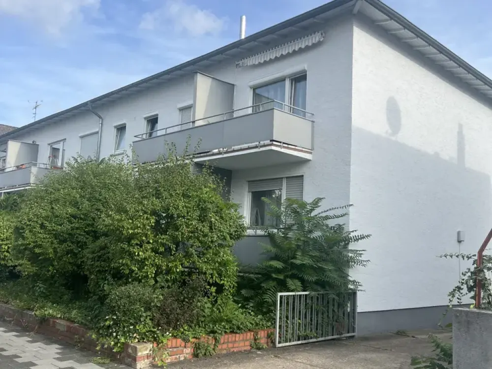Beautiful Bright 2-Room Apartment with Balcony, Fitted Kitchen and Daylight Bathroom
