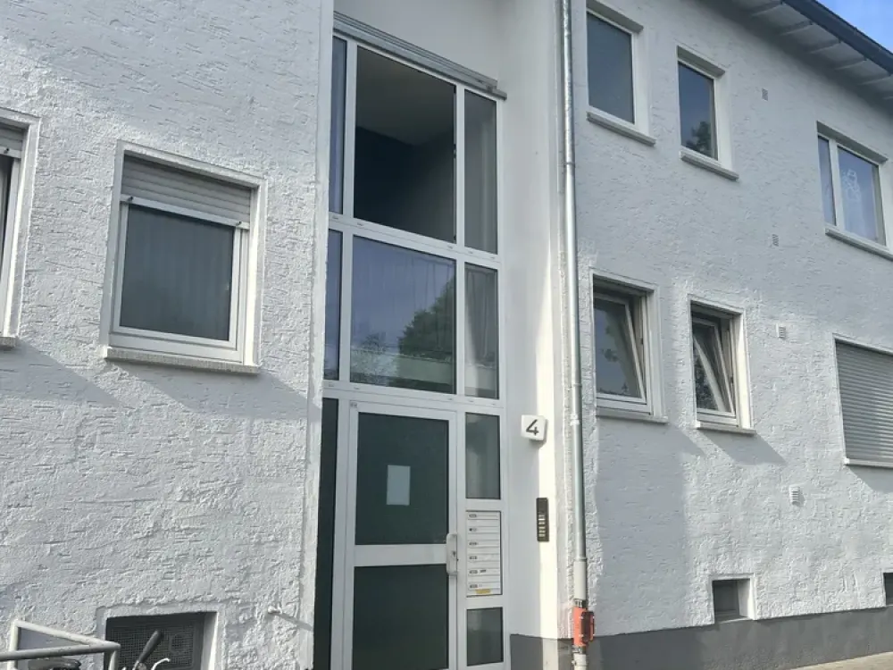 Beautiful Bright 2-Room Apartment with Balcony, Fitted Kitchen and Daylight Bathroom