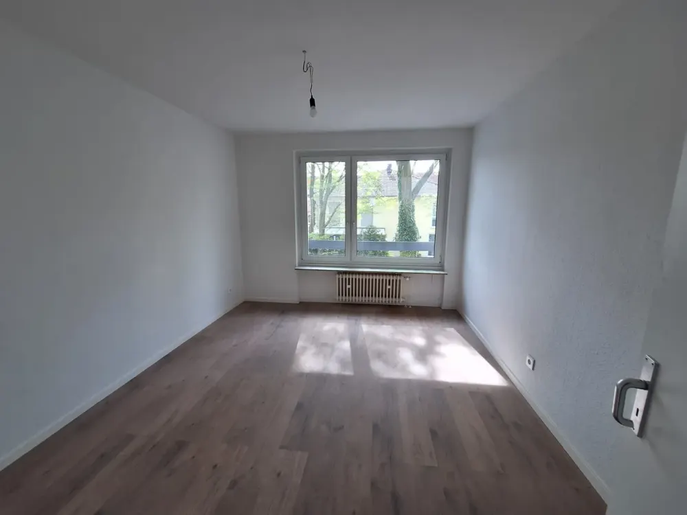 Beautiful 3-Room Apartment with Balcony, Newly Renovated