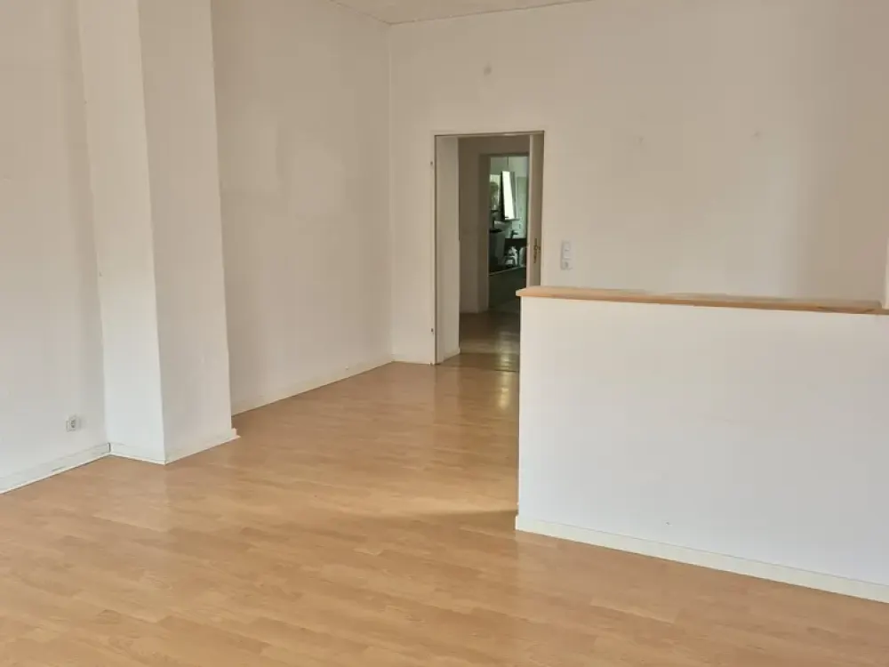 Bright 2-Room Apartment, 63m², Raised Ground Floor