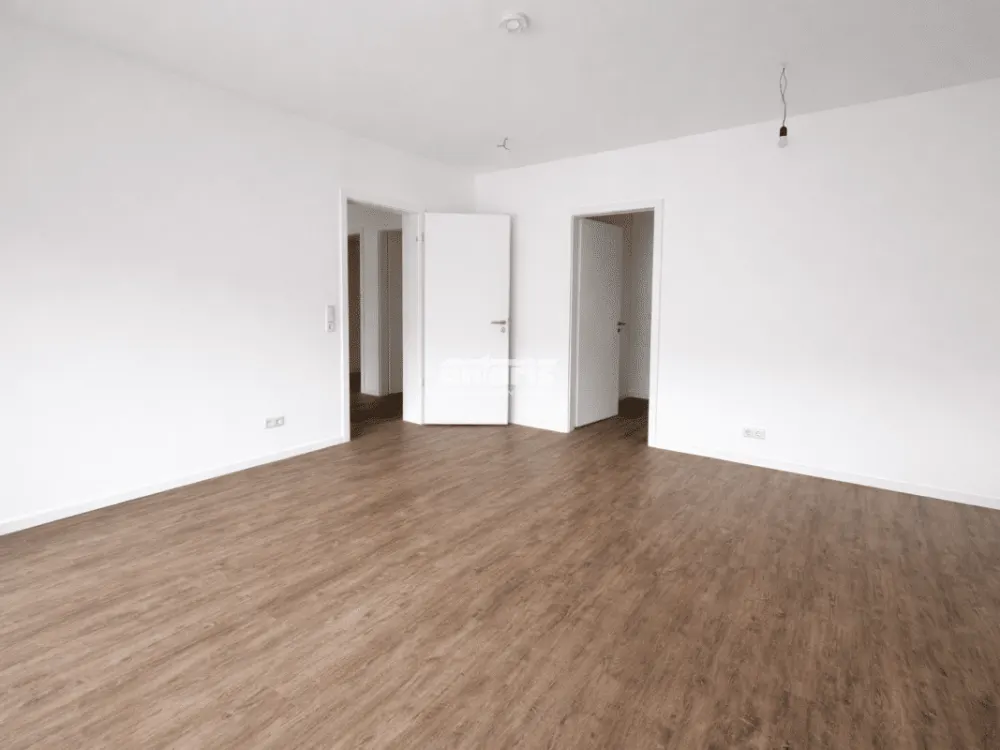 antaris Immobilien GmbH **Großzügige 3-Raum-Wohnung mit Balkon und Bad**