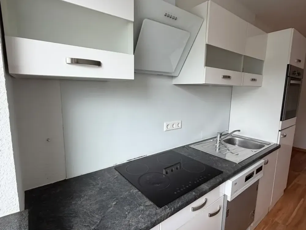 Bright 2-Room Apartment with approx. 65 m² and Parking Space in the Courtyard