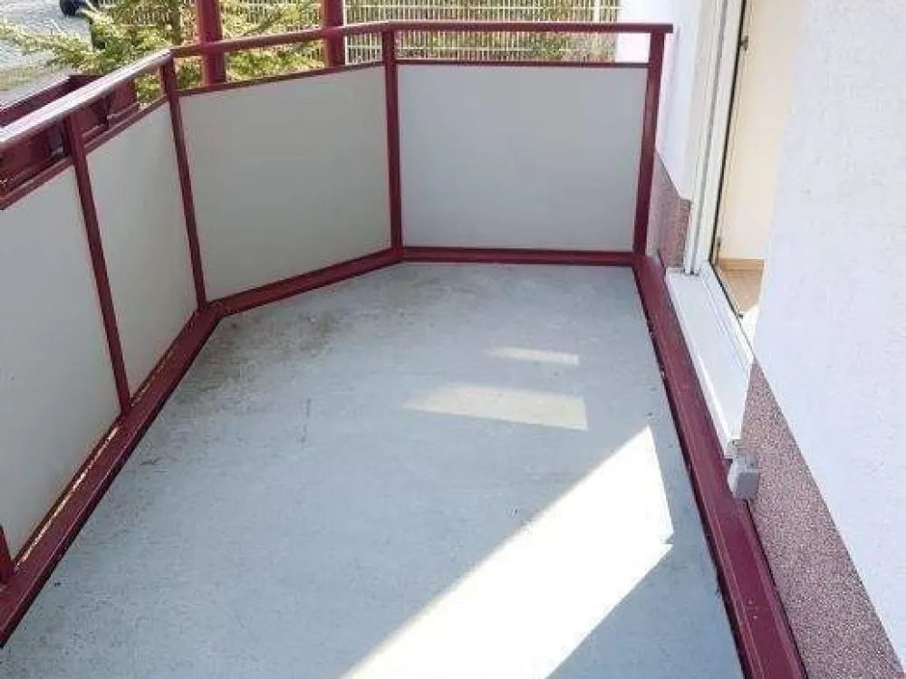Move in and done! - Part-furnished apartment with fitted kitchen and balcony in idyllic quiet