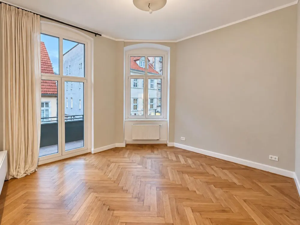 Old Building Charm, 4-Room Apartment with Two Balconies in Erfurt's City Centre