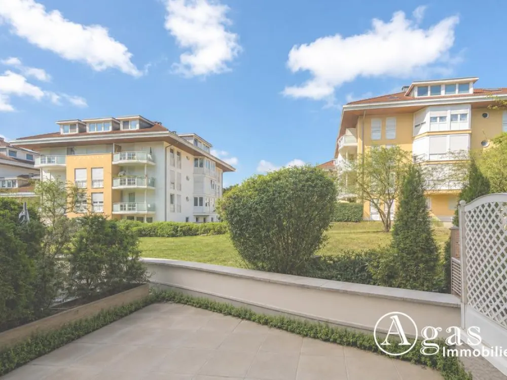 Near the Lake: 1-Room Ground Floor Apartment with 2 Terraces and Underground Parking Space in Kleinmachnow