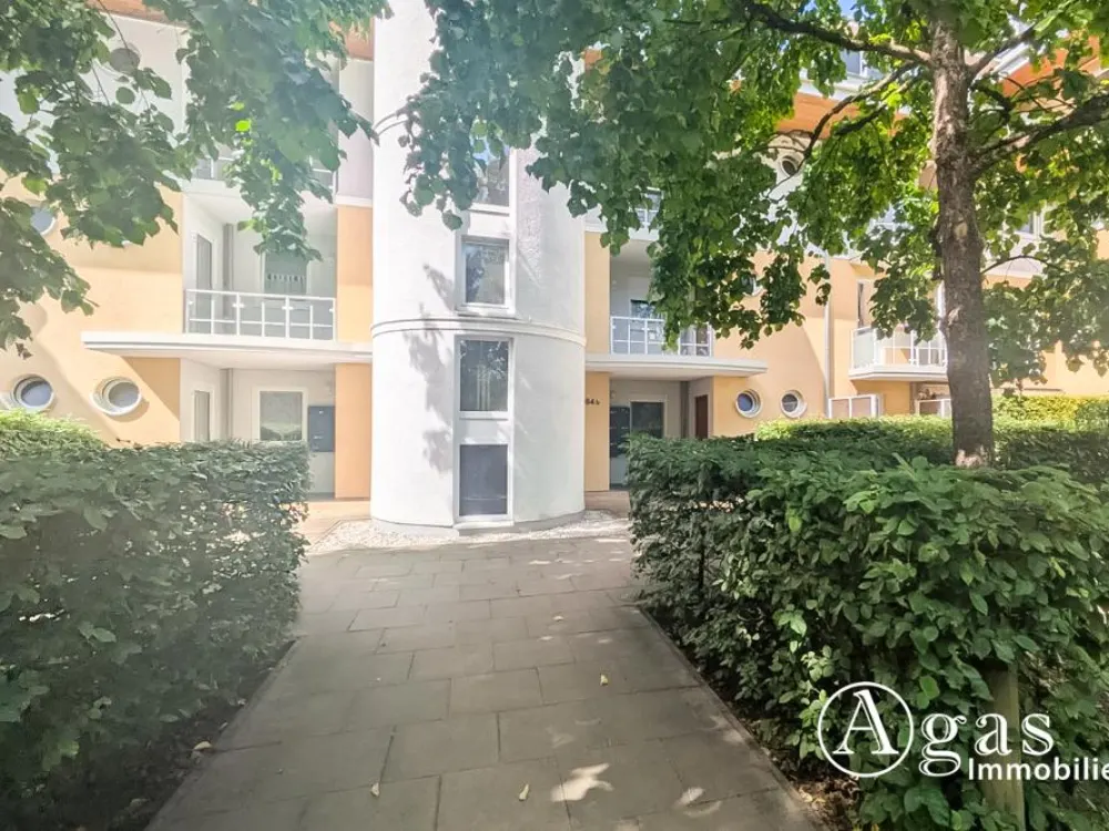 Near the Lake: 1-Room Ground Floor Apartment with 2 Terraces and Underground Parking Space in Kleinmachnow