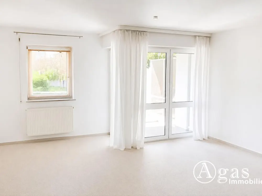 Near the Lake: 1-Room Ground Floor Apartment with 2 Terraces and Underground Parking Space in Kleinmachnow