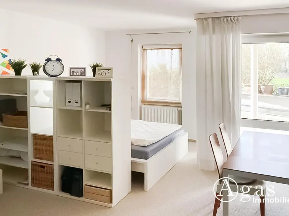 Near the Lake: 1-Room Ground Floor Apartment with 2 Terraces and Underground Parking Space in Kleinmachnow