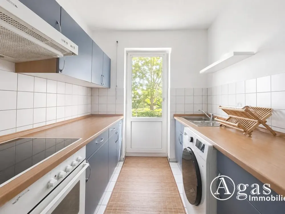 Near the Lake: 1-Room Ground Floor Apartment with 2 Terraces and Underground Parking Space in Kleinmachnow