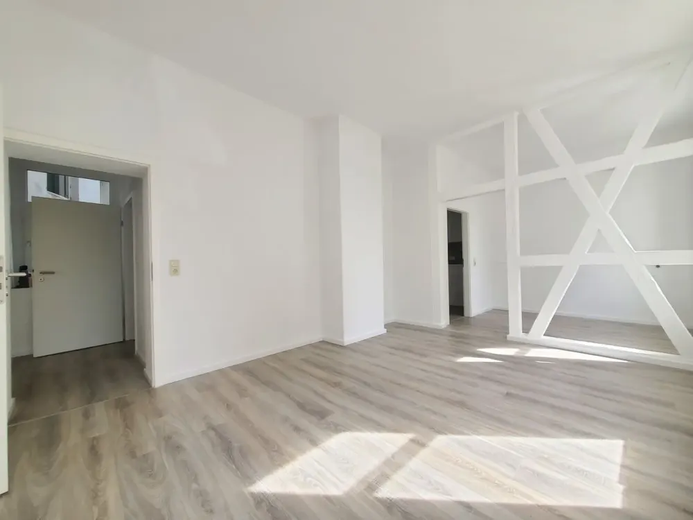 First Occupancy - Spacious 3-Room Apartment with Separate Kitchen and Daylight Bathroom in Central Location!