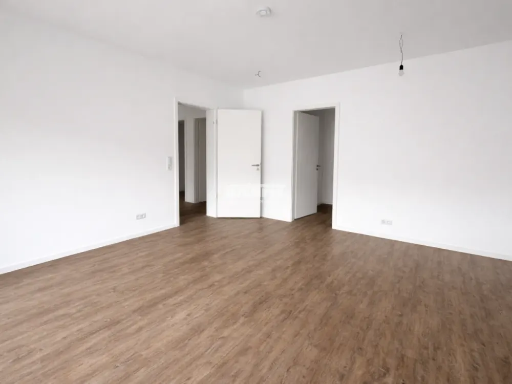 Spacious 3-Room Apartment with Balcony and Bathroom