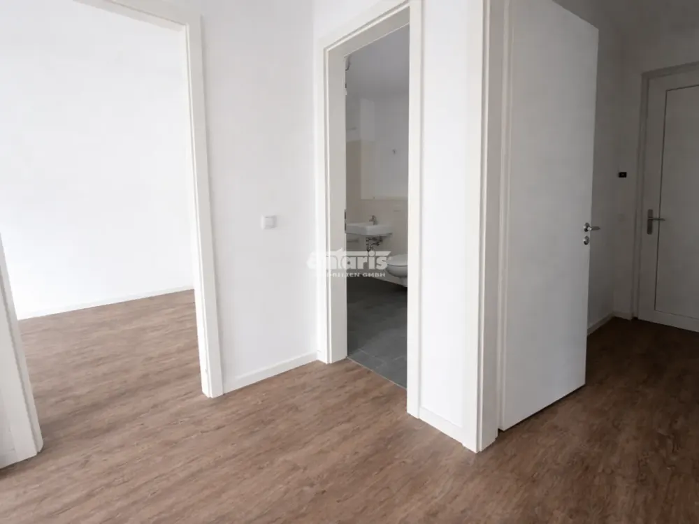 Spacious 3-Room Apartment with Balcony and Bathroom