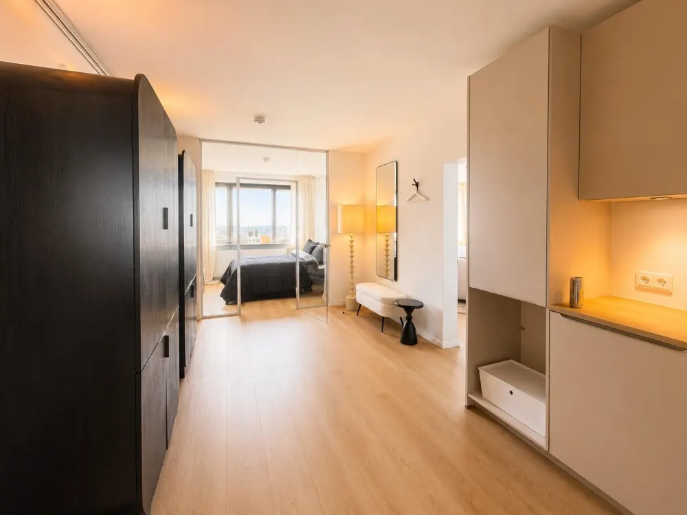 Fully furnished high-rise residence, 29th floor, panoramic views over Hamburg