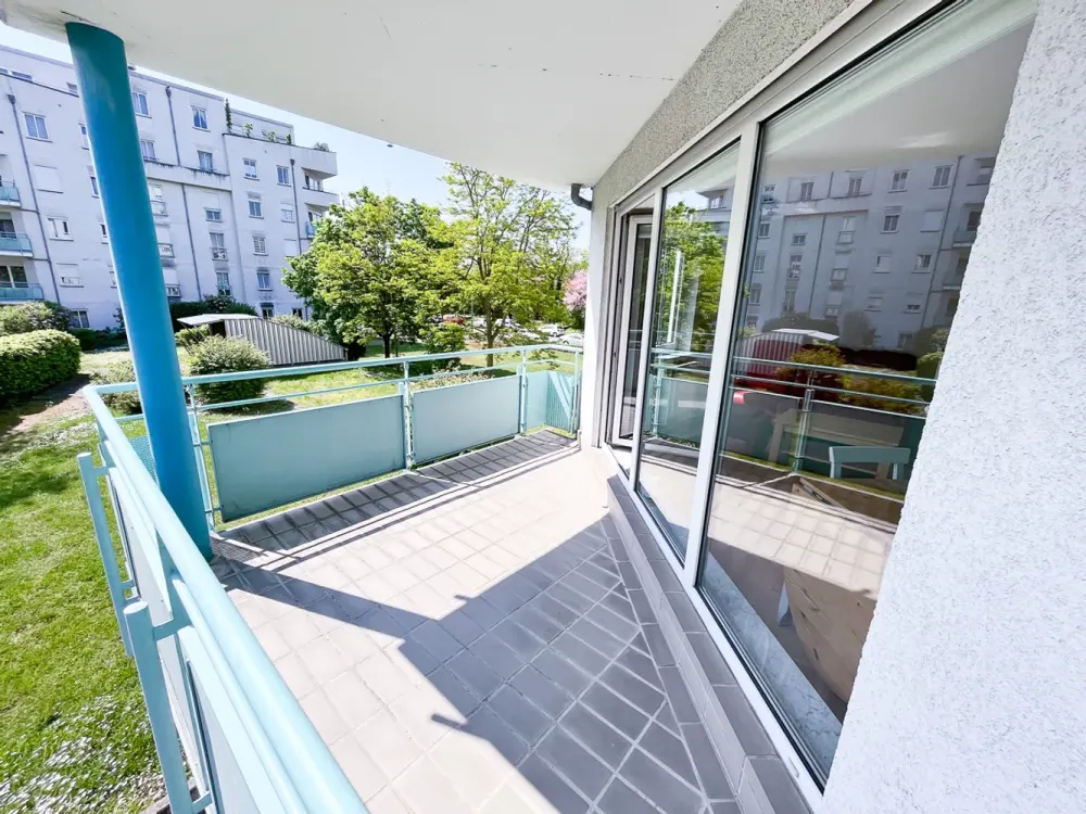 Sun-filled Apartment (3 Rooms) with Balcony, Kitchen and Underground Parking in the Heart of Nordweststadt
