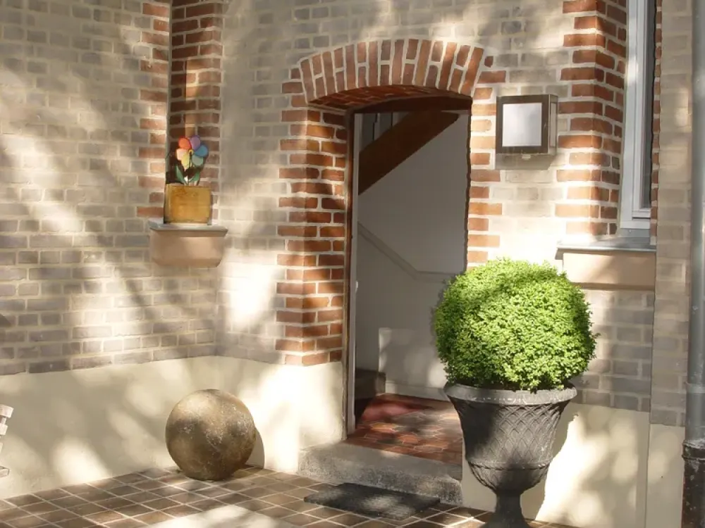 Stylishly Furnished Business Apartment in Historic Setting