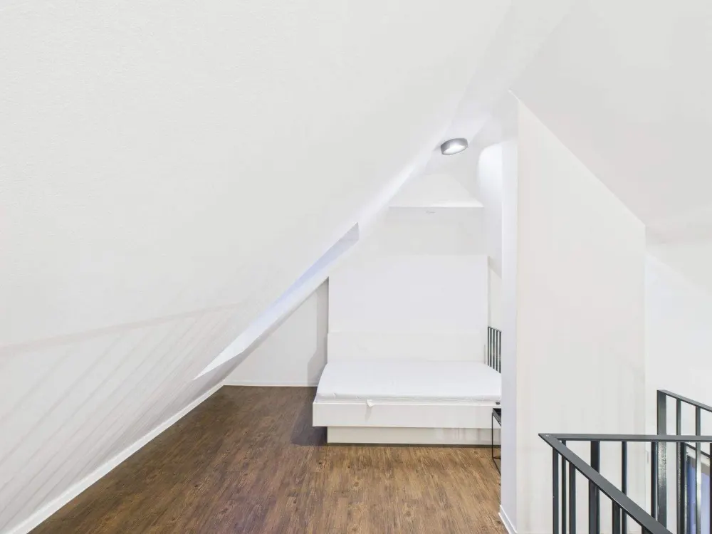 DIE ZIMMEREI | All-inclusive Rent: Maisonette Apartment with Balcony - Ideal for Young Professionals | XL Unit