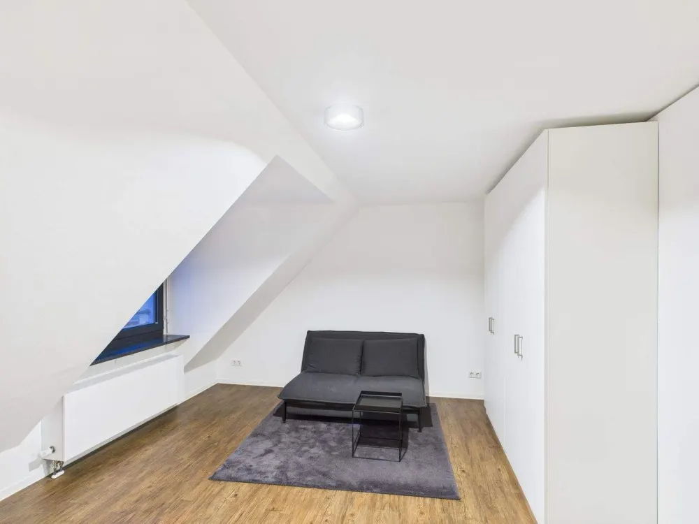 DIE ZIMMEREI | All-inclusive Rent: Maisonette Apartment with Balcony - Ideal for Young Professionals | XL Unit