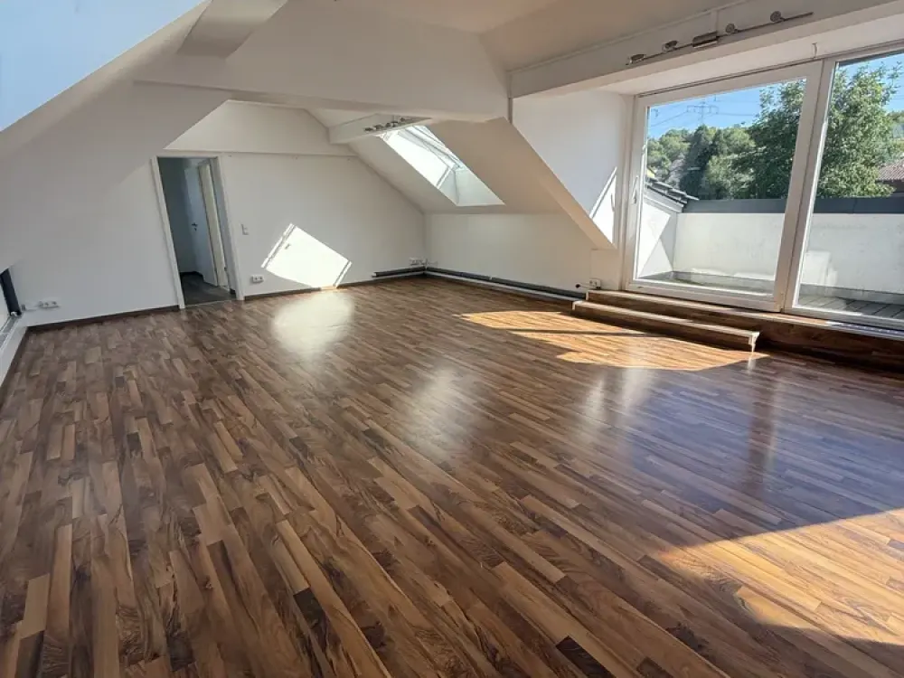 Großzügige Loft-Dachgeschosswohnung mit Terrasse und Blick auf Weinberge & Felder