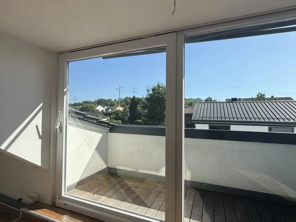 Großzügige Loft-Dachgeschosswohnung mit Terrasse und Blick auf Weinberge & Felder