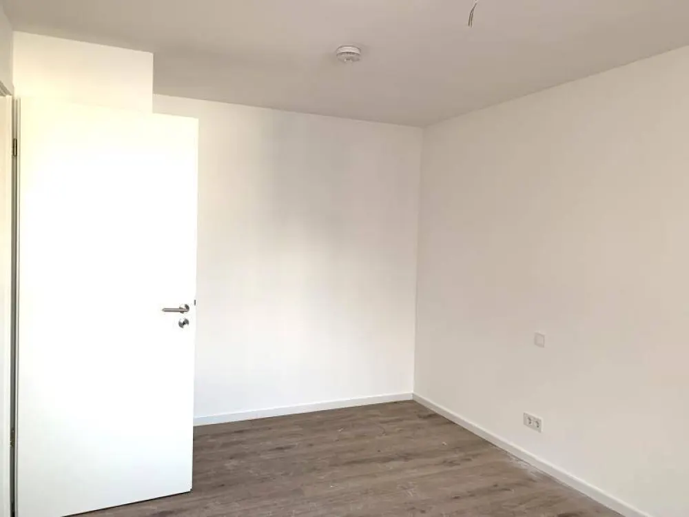 N-Schweinau: أول سكن! شقة جذابة ومضيئة من 3 غرف (الطابق الثالث) مع مطبخ مجهز وشرفة ومصعد وموقف سيارات تحت الأرض