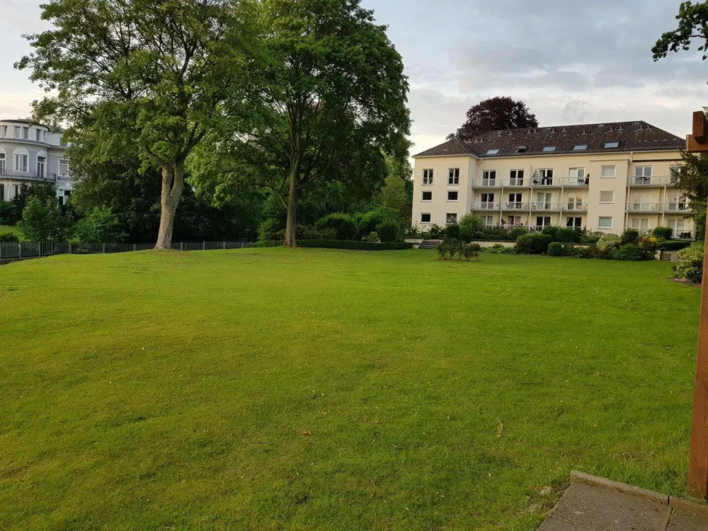 Kernsaniert: Teilmöbliertes kernsaniertes Appartement mit Balkon am Feenteich 2400 qm Garten S/W