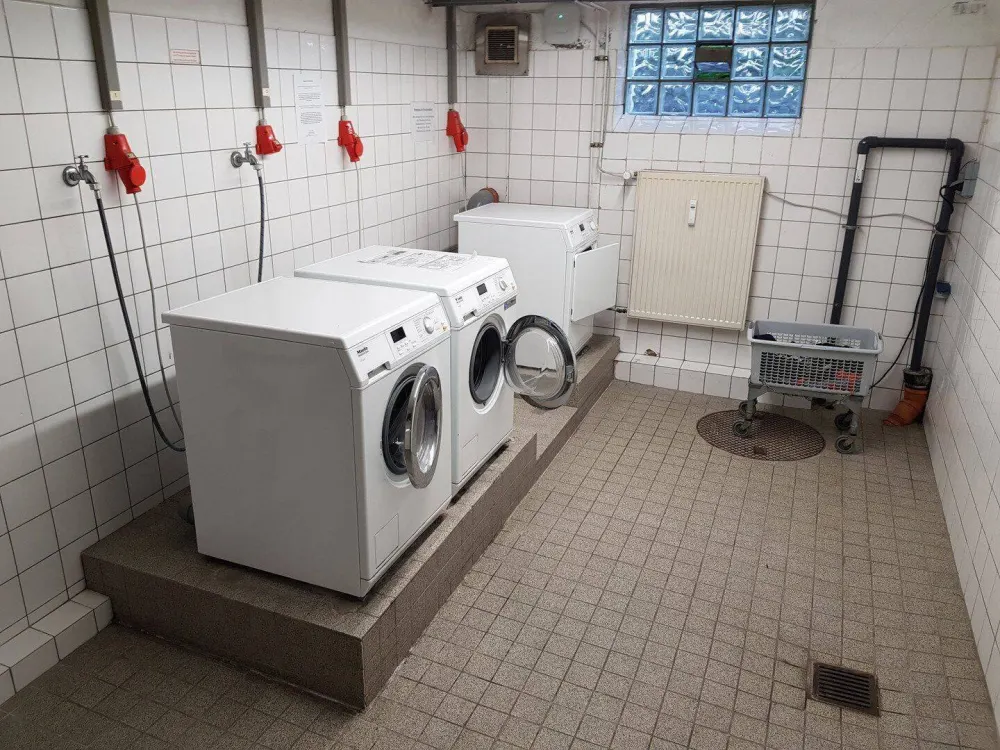 Kernsaniert: Teilmöbliertes kernsaniertes Appartement mit Balkon am Feenteich 2400 qm Garten S/W