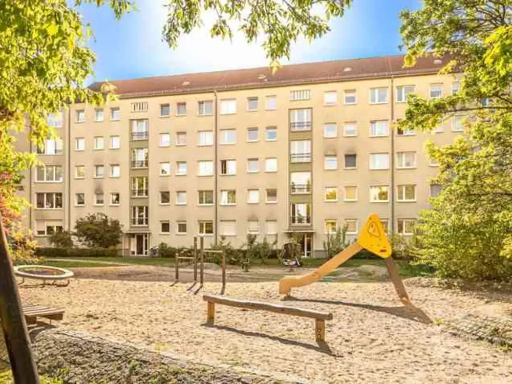 City Life Meets Family Idyllic: 3 Rooms, Balcony & Green Surroundings in the City Center