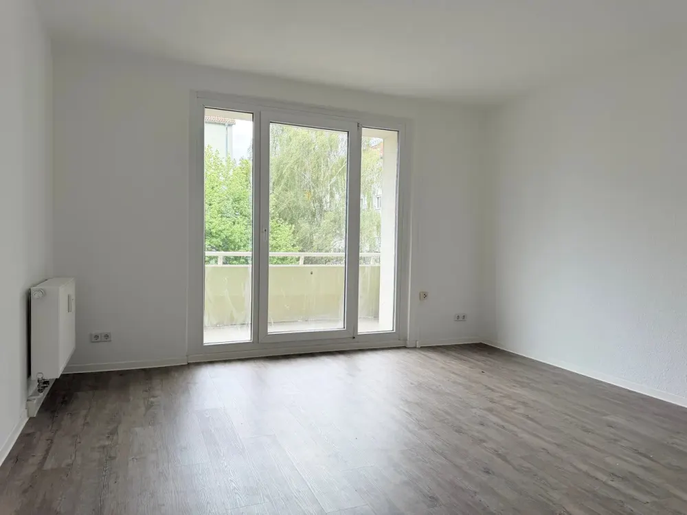 City Life Meets Family Idyllic: 3 Rooms, Balcony & Green Surroundings in the City Center