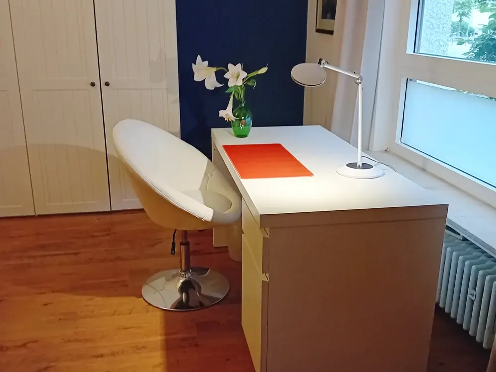 Large Room, Furnished, for Woman, Non-Smoker, Including Additional Costs