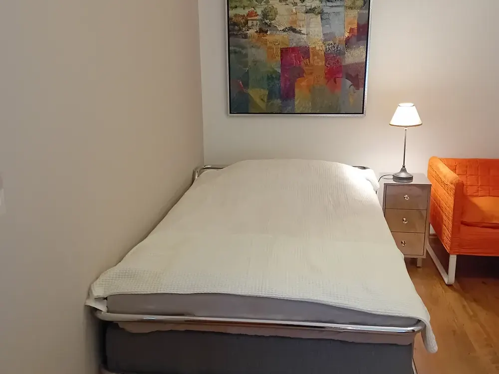 Large Room, Furnished, for Woman, Non-Smoker, Including Additional Costs
