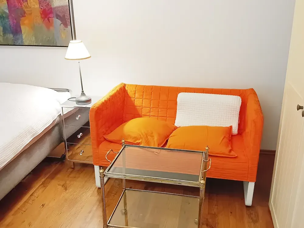 Large Room, Furnished, for Woman, Non-Smoker, Including Additional Costs